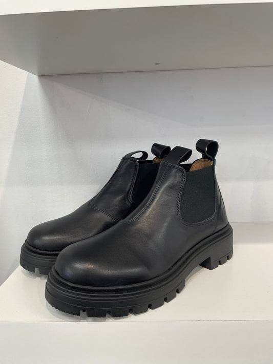 LMDI Black Chelsea Boot